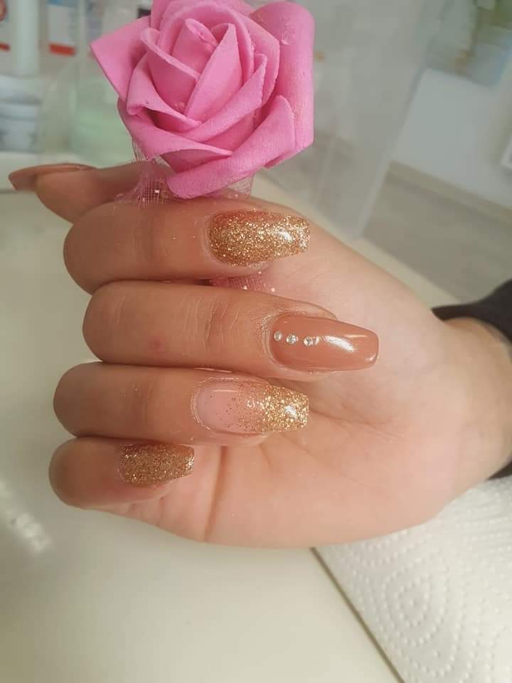 Lange Nägel in Nude mit Goldglitzer und kleinen Strasssteinen