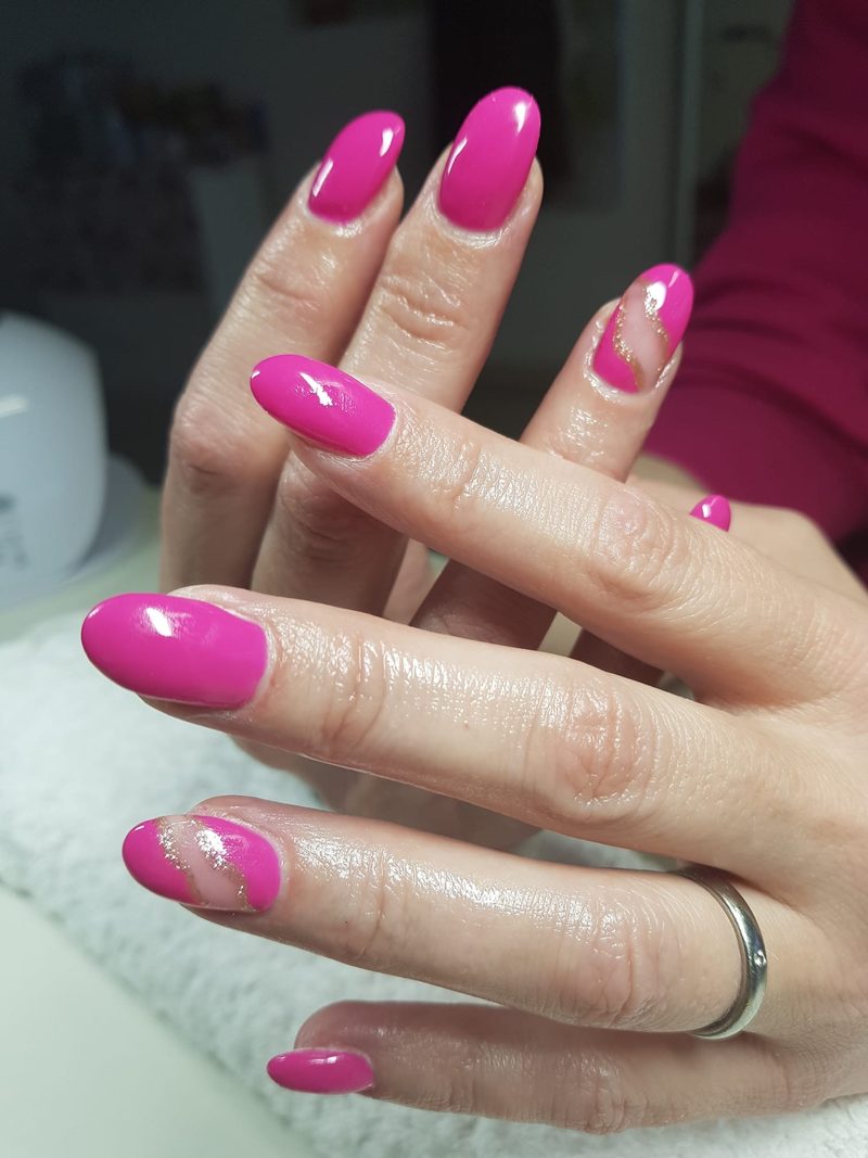 Runde Nägel in Pink, zwei Akzentnägel mit goldener Glitzerwelle