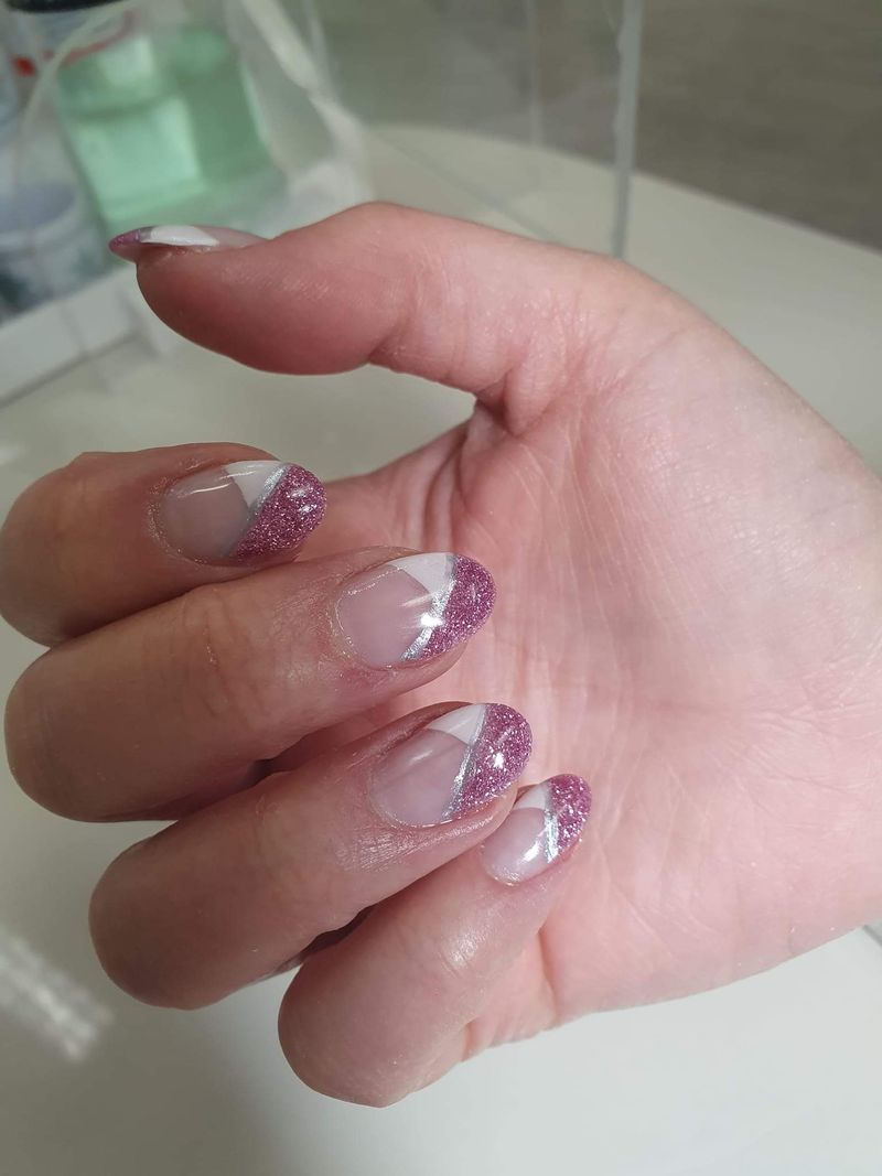 Runde Nägel mit schräger French in Rosa-Glitzer und Silberlinie